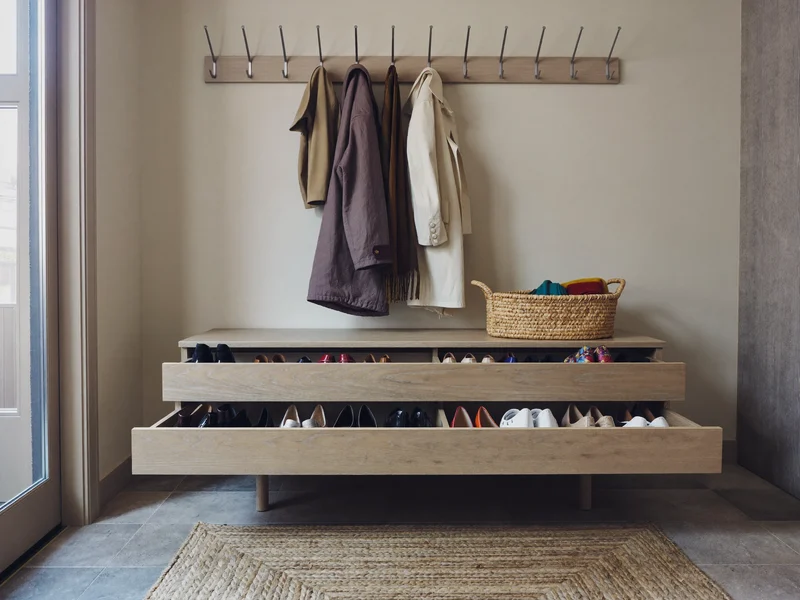 Entrébænk med skuffer til sko, knager med overtøj og kurv til tørklæder